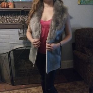 Grey faux suede vest with furry collar 🍂❄️